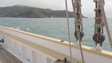 8-15-2021: Sausalito, California: Sausalito 'dan Tiburon' a yelken, Melek Adası, Alcatraz Adası, Golden Gate Köprüsü ve Körfez Köprüsü. Teknede Mathew Turner