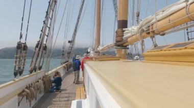 8-15-2021: Sausalito, California: Sausalito 'dan Tiburon' a yelken, Melek Adası, Alcatraz Adası, Golden Gate Köprüsü ve Körfez Köprüsü. Teknede Mathew Turner