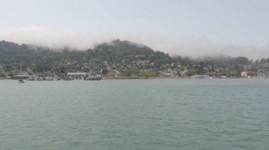 8-15-2021: Sausalito, California: Sausalito 'dan Tiburon' a yelken, Melek Adası, Alcatraz Adası, Golden Gate Köprüsü ve Körfez Köprüsü. Teknede Mathew Turner
