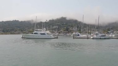 8-15-2021: Sausalito, California: Sausalito 'dan Tiburon' a yelken, Melek Adası, Alcatraz Adası, Golden Gate Köprüsü ve Körfez Köprüsü. Teknede Mathew Turner
