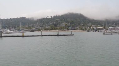 8-15-2021: Sausalito, California: Sausalito 'dan Tiburon' a yelken, Melek Adası, Alcatraz Adası, Golden Gate Köprüsü ve Körfez Köprüsü. Teknede Mathew Turner
