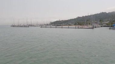 8-15-2021: Sausalito, California: Sausalito 'dan Tiburon' a yelken, Melek Adası, Alcatraz Adası, Golden Gate Köprüsü ve Körfez Köprüsü. Teknede Mathew Turner