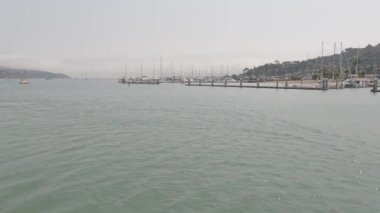 8-15-2021: Sausalito, California: Sausalito 'dan Tiburon' a yelken, Melek Adası, Alcatraz Adası, Golden Gate Köprüsü ve Körfez Köprüsü. Teknede Mathew Turner