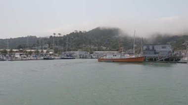 8-15-2021: Sausalito, California: Sausalito 'dan Tiburon' a yelken, Melek Adası, Alcatraz Adası, Golden Gate Köprüsü ve Körfez Köprüsü. Teknede Mathew Turner