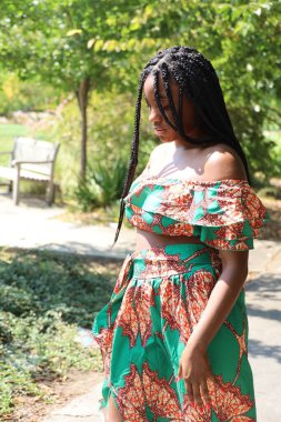 Parktaki Güzel Siyah Bir Kadının Fotoğrafı