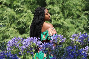 Parktaki Güzel Siyah Bir Kadının Fotoğrafı