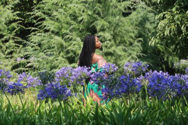 Parktaki Güzel Siyah Bir Kadının Fotoğrafı