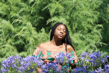 Parktaki Güzel Siyah Bir Kadının Fotoğrafı