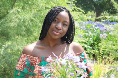 Parktaki Güzel Siyah Bir Kadının Fotoğrafı