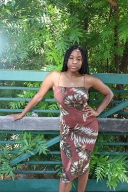 Parktaki Güzel Siyah Bir Kadının Fotoğrafı