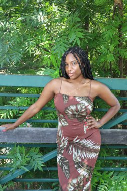 Parktaki Güzel Siyah Bir Kadının Fotoğrafı