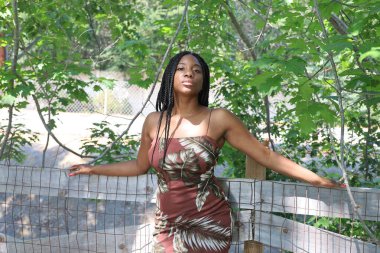 Parktaki Güzel Siyah Bir Kadının Fotoğrafı