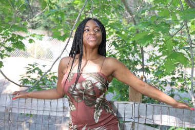 Parktaki Güzel Siyah Bir Kadının Fotoğrafı