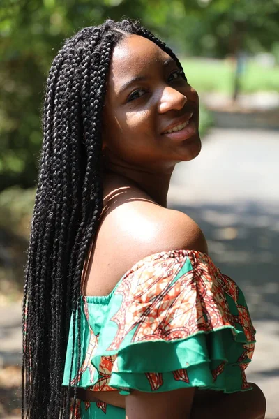 公園の美しい黒人女性の写真 — ストック写真