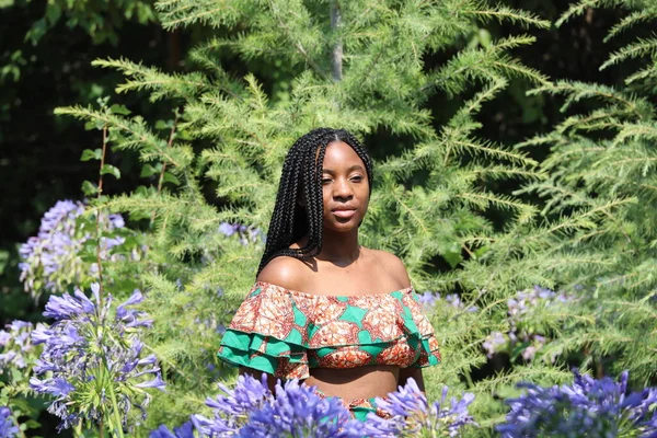 Foto Una Hermosa Dama Negra Parque — Foto de Stock