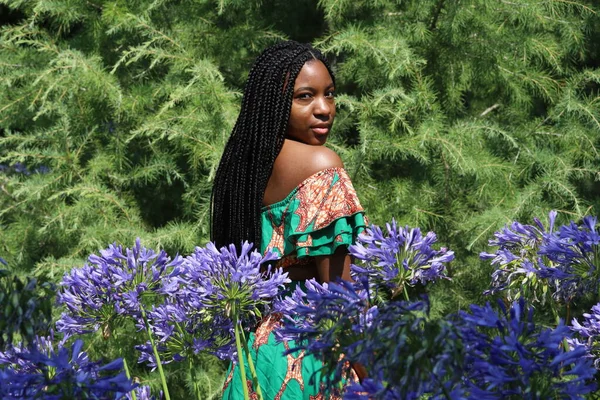 Foto Una Hermosa Dama Negra Parque — Foto de Stock