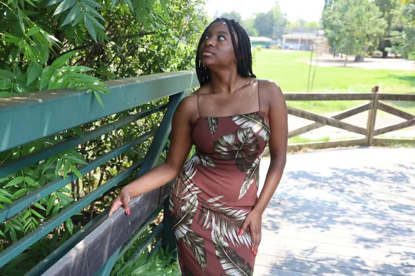公園の美しい黒人女性の写真 — ストック写真