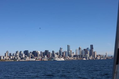 10-21-2021: Seattle, Washington: Seattle şehir merkezi yakınlarındaki gölde yelken açmak
