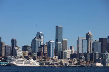 10-21-2021: Seattle, Washington: Seattle şehir merkezi yakınlarındaki gölde yelken açmak