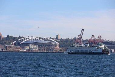 10-21-2021: Seattle, Washington: Seattle şehir merkezi yakınlarındaki gölde yelken açmak