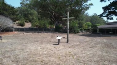 Pacifica 'daki Adobe Sanchez evinin üzerinde uçuyor.