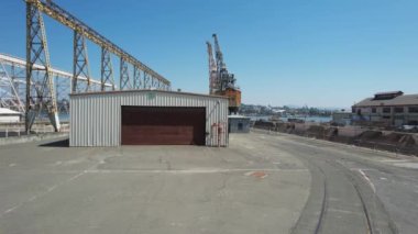 California, Mare 'deki emekli deniz üssünün üzerinde uçuyor.