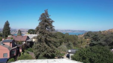 Beyaz sekizgen binanın üzerinde uçuyor.