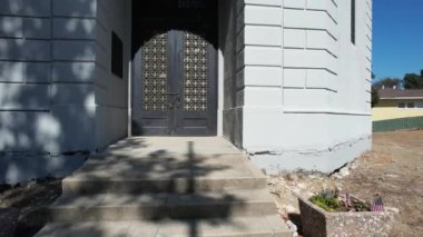 Beyaz sekizgen binanın üzerinde uçuyor.