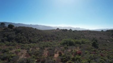 Kaliforniya 'da tepelerin ve vadilerin üzerinden uçuyor