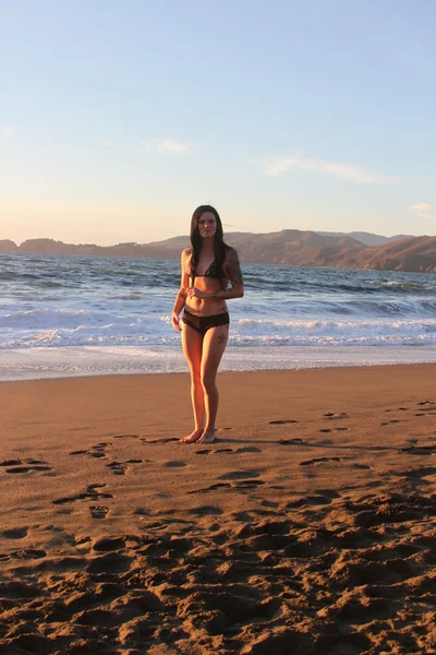Bir plajda güzel bir kız — Stok fotoğraf