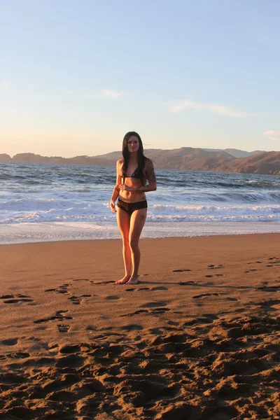 Menina bonita em uma praia — Fotografia de Stock