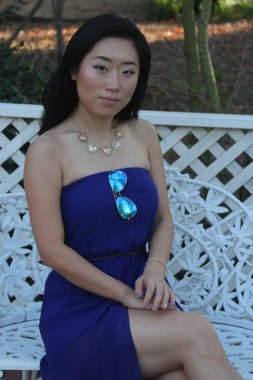 Mavi elbiseli bir çok Çinli kız