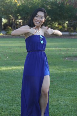 Mavi elbiseli bir çok Çinli kız