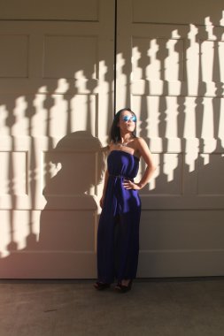 Mavi elbiseli bir çok Çinli kız