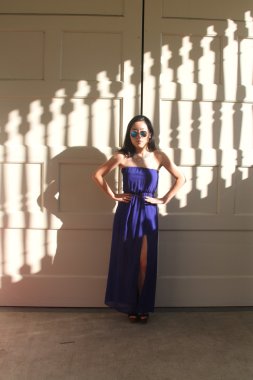 Mavi elbiseli bir çok Çinli kız