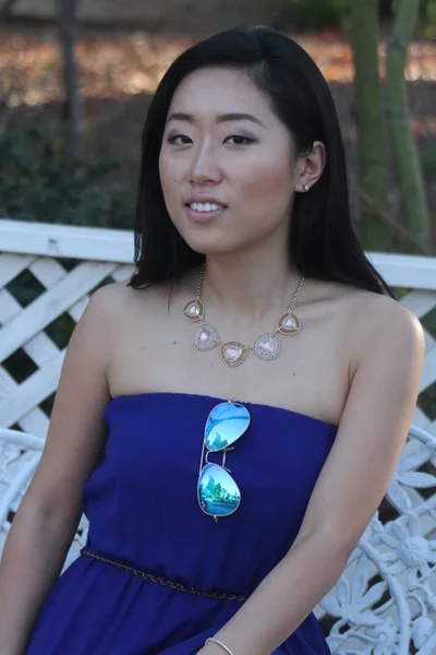 Mavi elbiseli bir çok Çinli kız — Stok fotoğraf