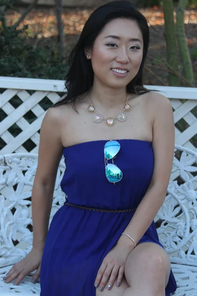 Menina chinesa bonita em um vestido azul — Fotografia de Stock