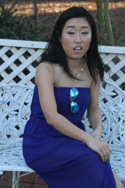 Menina chinesa bonita em um vestido azul — Fotografia de Stock