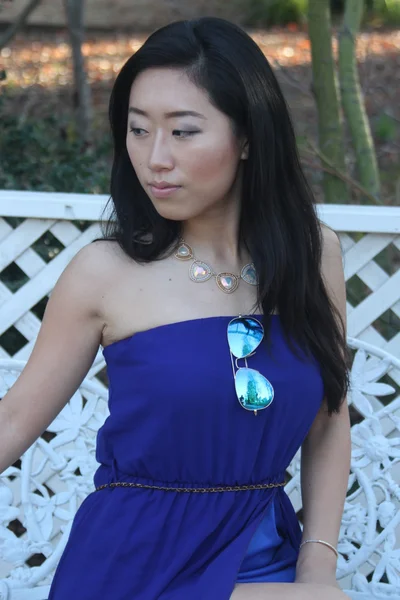 Dość chiński dziewczynka w niebieską sukienkę — Zdjęcie stockowe