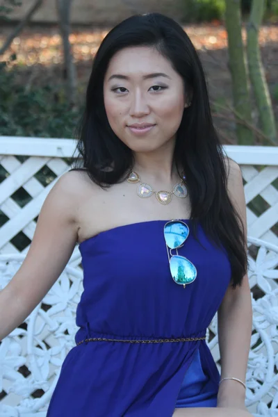 Красивая китаянка в синем платье — стоковое фото