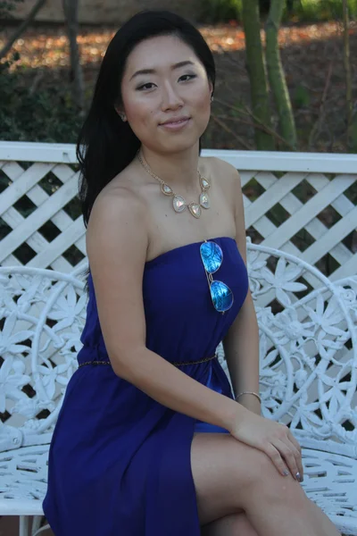 在一件蓝色连衣裙的漂亮的中国女孩 — 图库照片