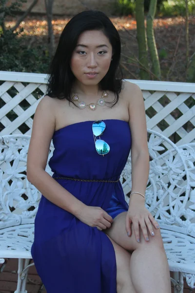 Bastante chica china en un vestido azul — Foto de Stock