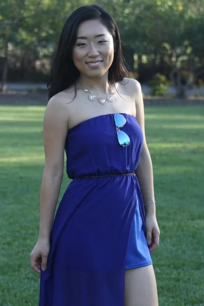 Menina chinesa bonita em um vestido azul — Fotografia de Stock