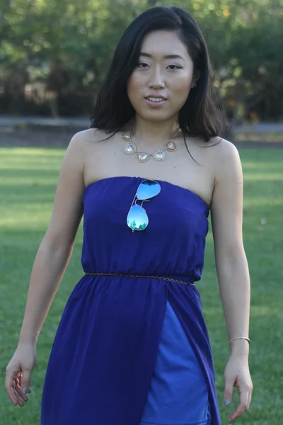 Bastante chica china en un vestido azul — Foto de Stock