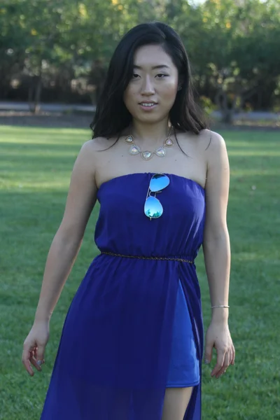 Menina chinesa bonita em um vestido azul — Fotografia de Stock