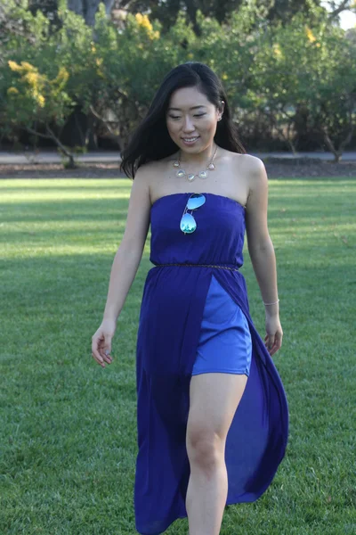 Bastante chica china en un vestido azul —  Fotos de Stock