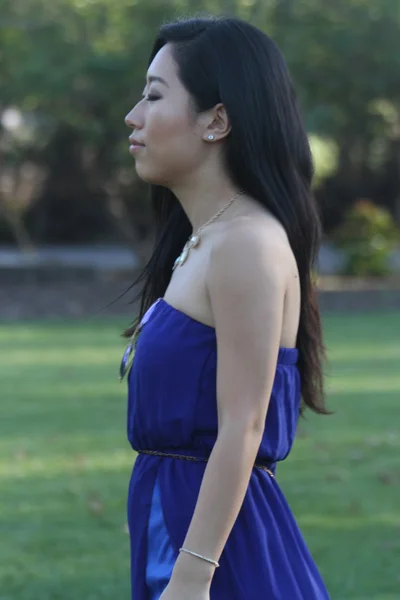 Dość chiński dziewczynka w niebieską sukienkę — Zdjęcie stockowe