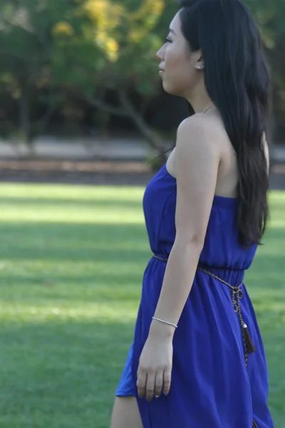 Αρκετά κινέζικο κορίτσι σε ένα μπλε φόρεμα — Φωτογραφία Αρχείου