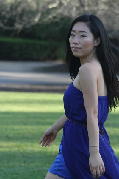 Αρκετά κινέζικο κορίτσι σε ένα μπλε φόρεμα — Φωτογραφία Αρχείου