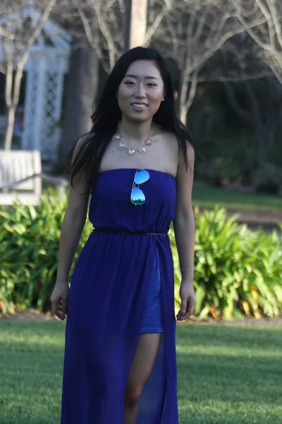 Menina chinesa bonita em um vestido azul — Fotografia de Stock